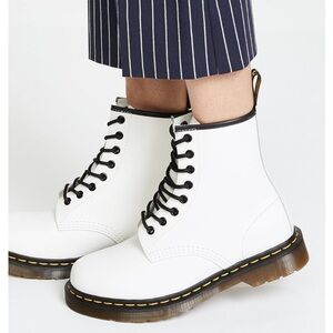 Dr. Martens Women's Smooth Leather 8 Eye Boot Size 8 Excellent condition